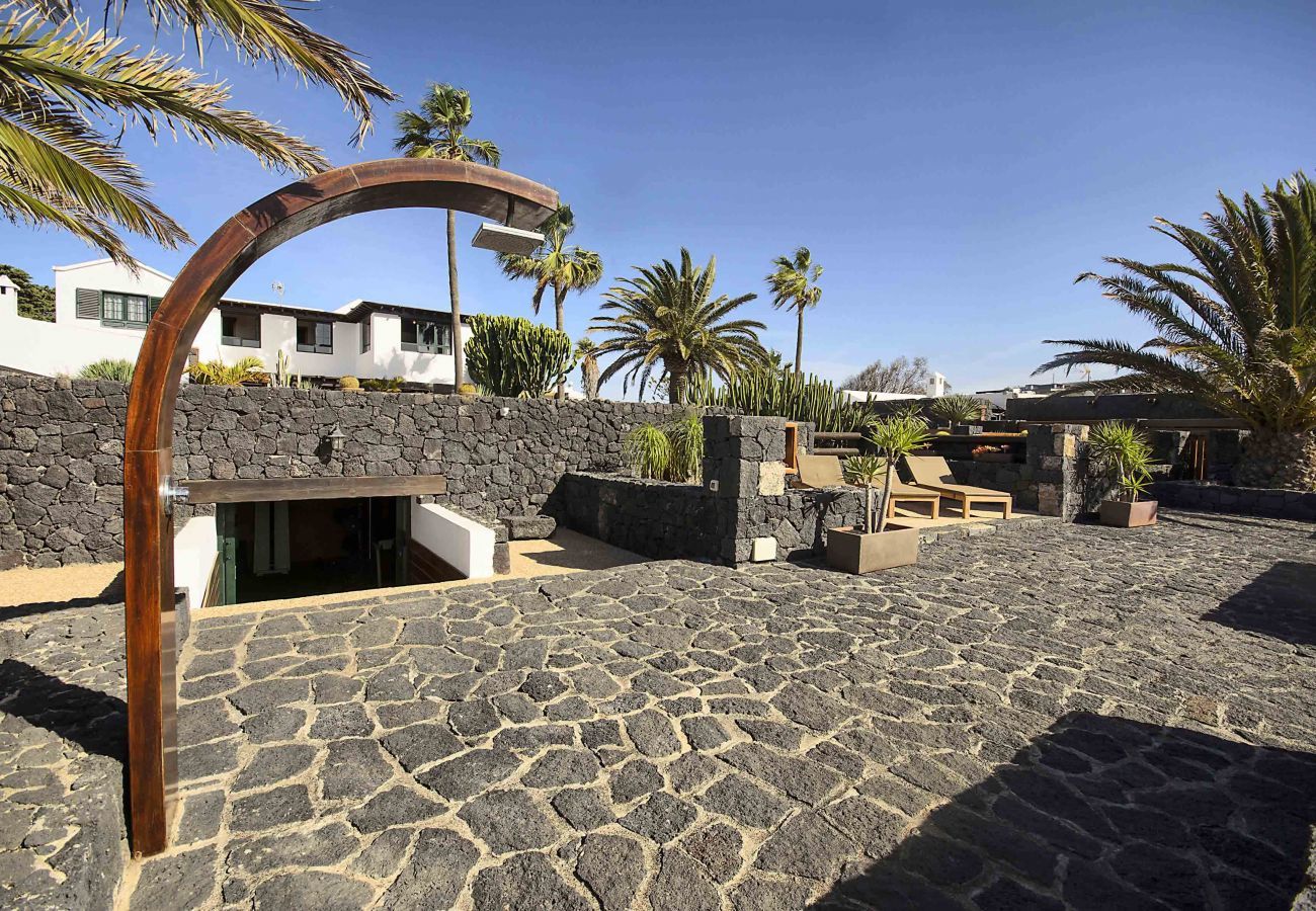 Villa Masdache is een heerlijke vakantievilla met grote, tropische tuin en uitzicht over de vulkanen in Masdache, Lanzarote