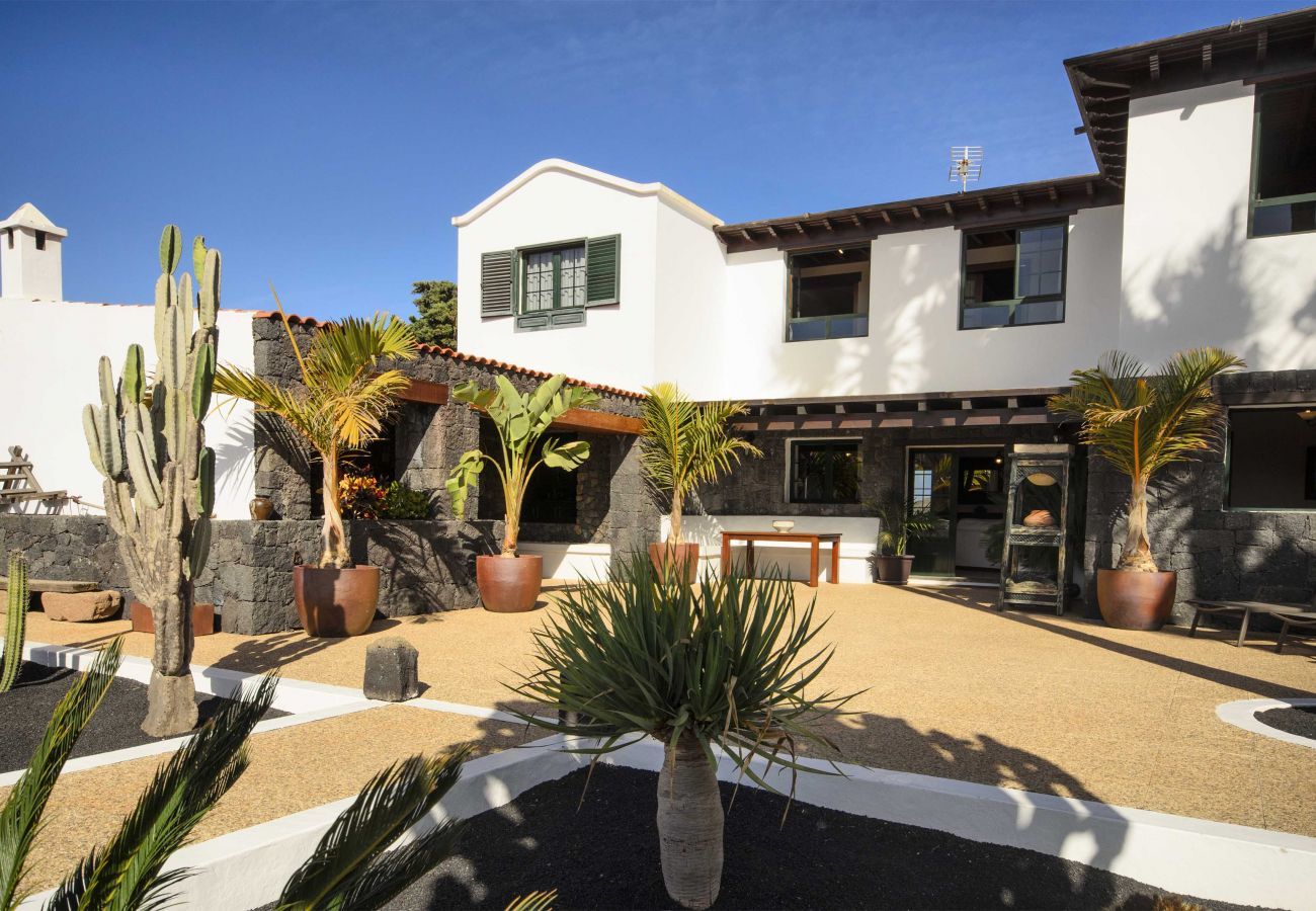 Villa Masdache is een heerlijke vakantievilla met grote, tropische tuin en uitzicht over de vulkanen in Masdache, Lanzarote