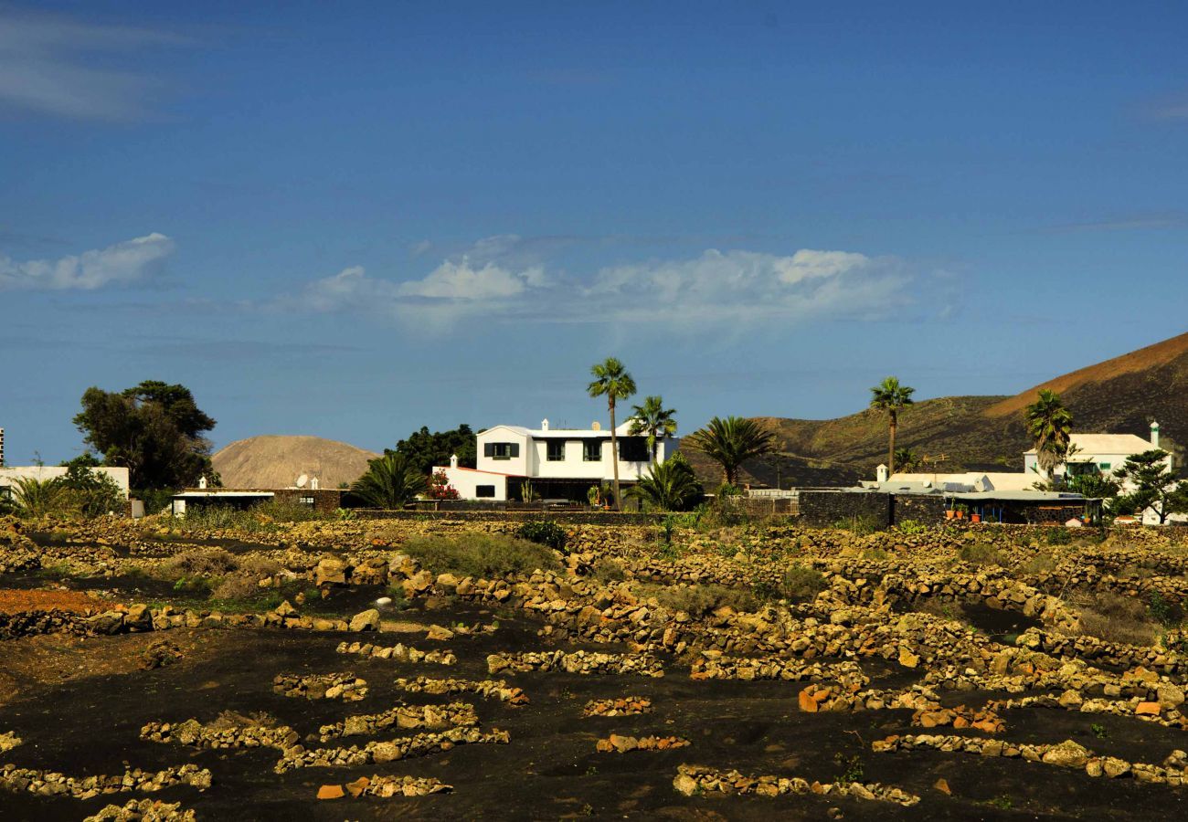 Villa Masdache is een heerlijke vakantievilla met grote, tropische tuin en uitzicht over de vulkanen in Masdache, Lanzarote