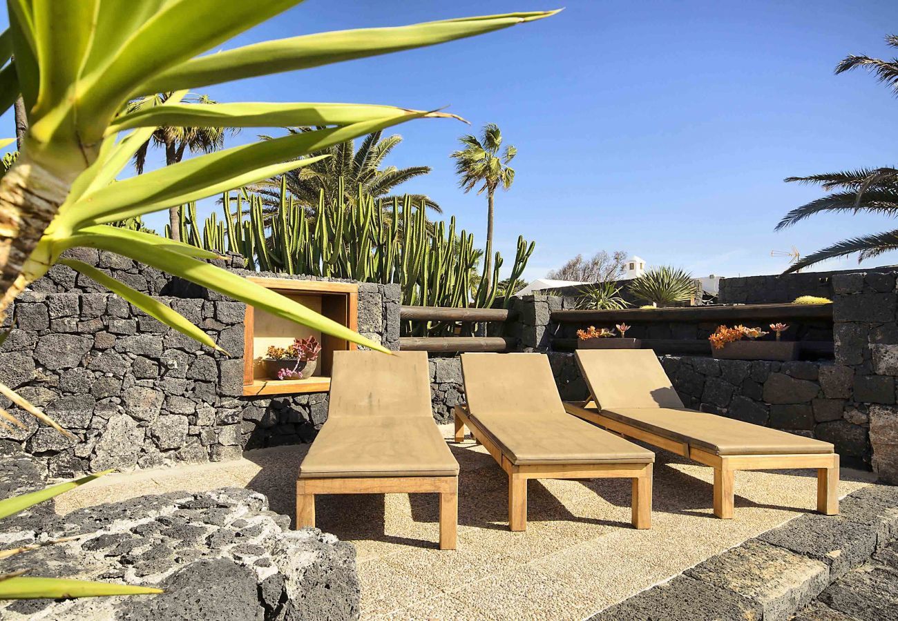 Villa Masdache is een heerlijke vakantievilla met grote, tropische tuin en uitzicht over de vulkanen in Masdache, Lanzarote