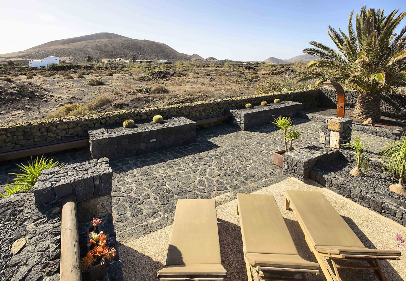 Villa Masdache is een heerlijke vakantievilla met grote, tropische tuin en uitzicht over de vulkanen in Masdache, Lanzarote