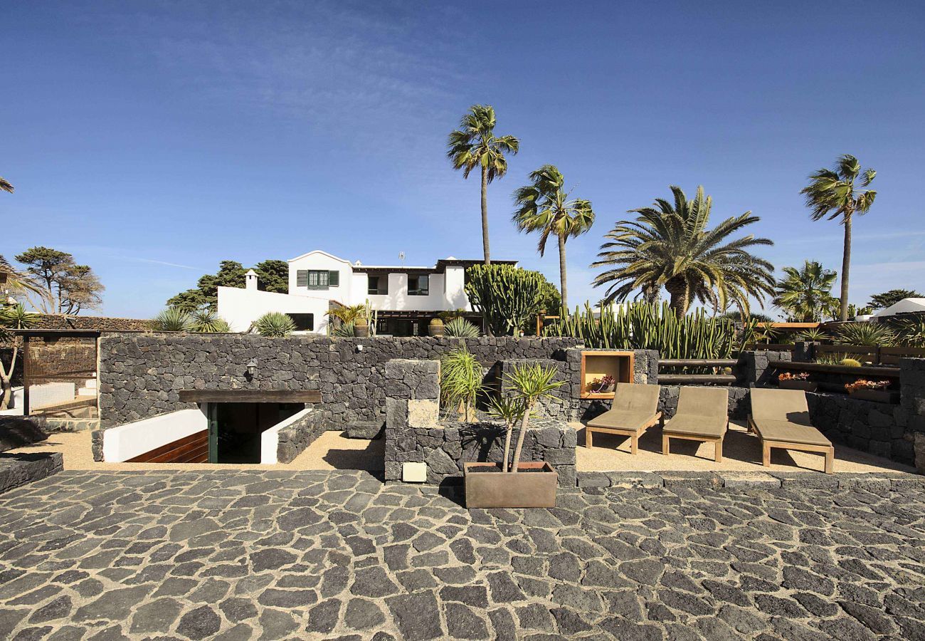 Villa Masdache is een heerlijke vakantievilla met grote, tropische tuin en uitzicht over de vulkanen in Masdache, Lanzarote