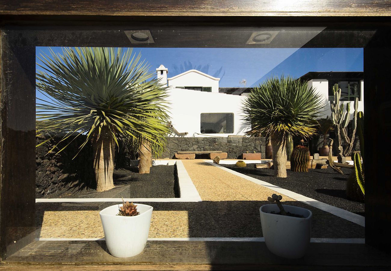 Villa Masdache is een heerlijke vakantievilla met grote, tropische tuin en uitzicht over de vulkanen in Masdache, Lanzarote