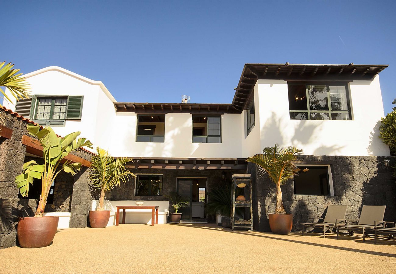 Villa Masdache is een heerlijke vakantievilla met grote, tropische tuin en uitzicht over de vulkanen in Masdache, Lanzarote