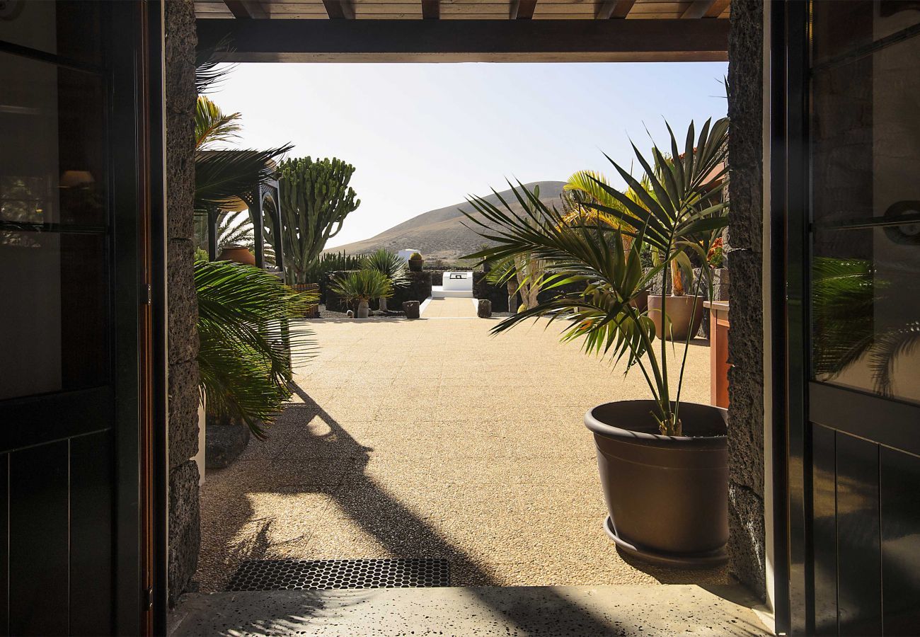 Villa Masdache is een heerlijke vakantievilla met grote, tropische tuin en uitzicht over de vulkanen in Masdache, Lanzarote