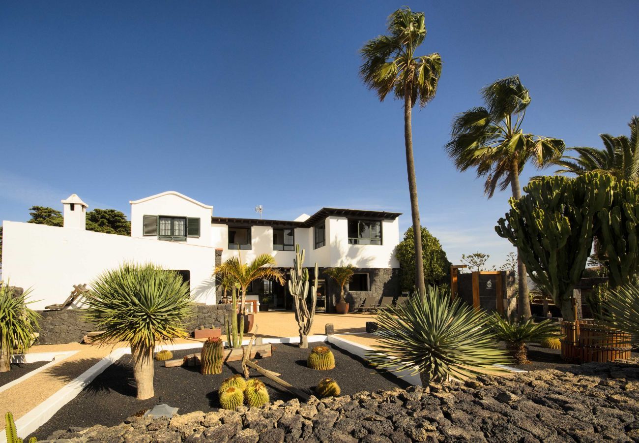 Villa Masdache is een heerlijke vakantievilla met grote, tropische tuin en uitzicht over de vulkanen in Masdache, Lanzarote