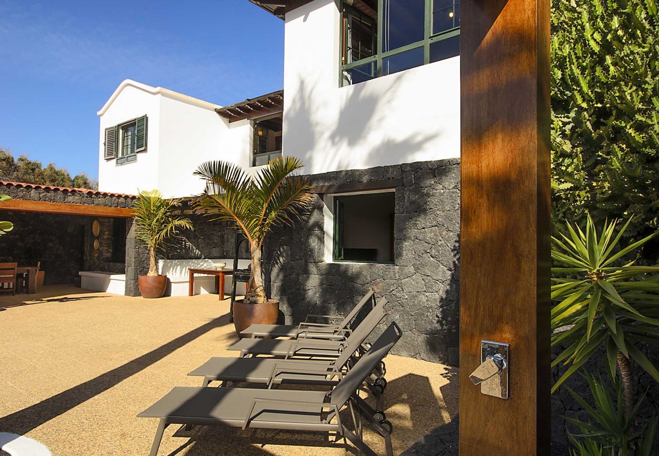 Villa Masdache is een heerlijke vakantievilla met grote, tropische tuin en uitzicht over de vulkanen in Masdache, Lanzarote