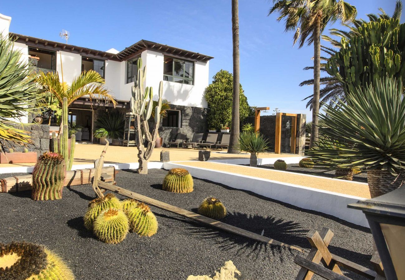 Villa Masdache is een heerlijke vakantievilla met grote, tropische tuin en uitzicht over de vulkanen in Masdache, Lanzarote