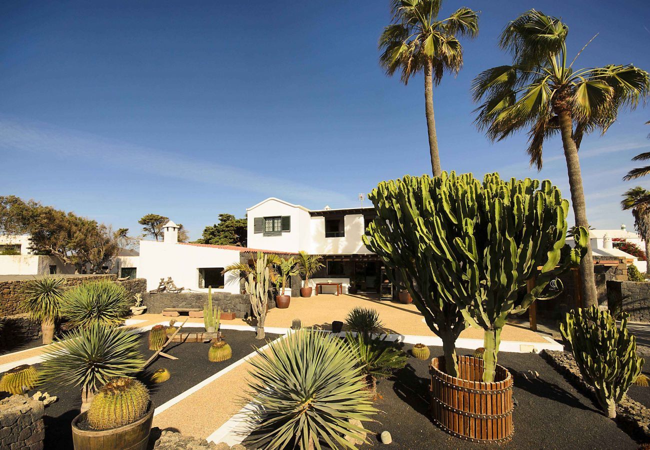 Villa Masdache is een heerlijke vakantievilla met grote, tropische tuin en uitzicht over de vulkanen in Masdache, Lanzarote