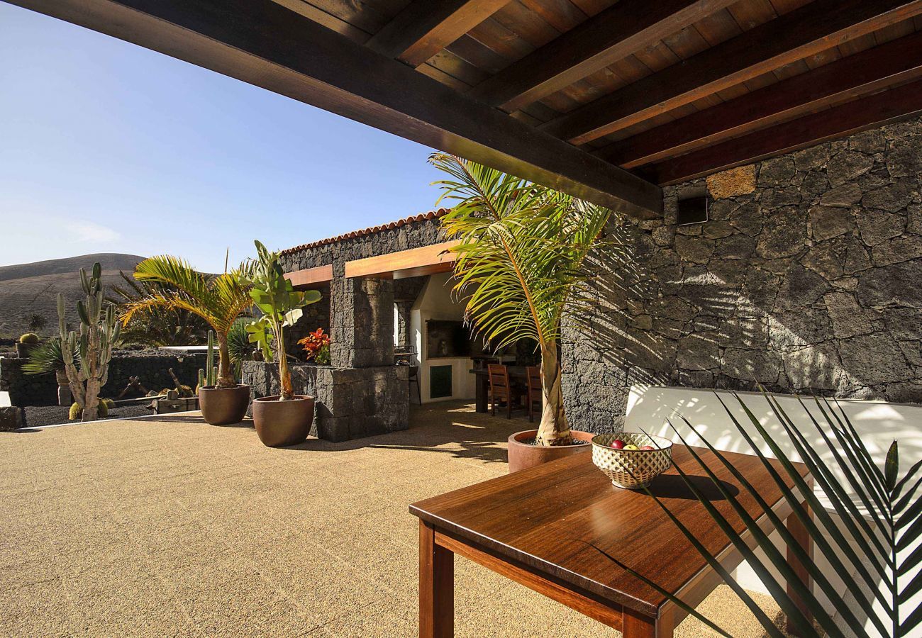 Villa Masdache is een heerlijke vakantievilla met grote, tropische tuin en uitzicht over de vulkanen in Masdache, Lanzarote