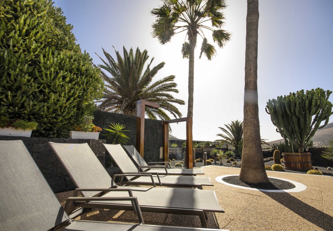 Villa Masdache is een heerlijke vakantievilla met grote, tropische tuin en uitzicht over de vulkanen in Masdache, Lanzarote