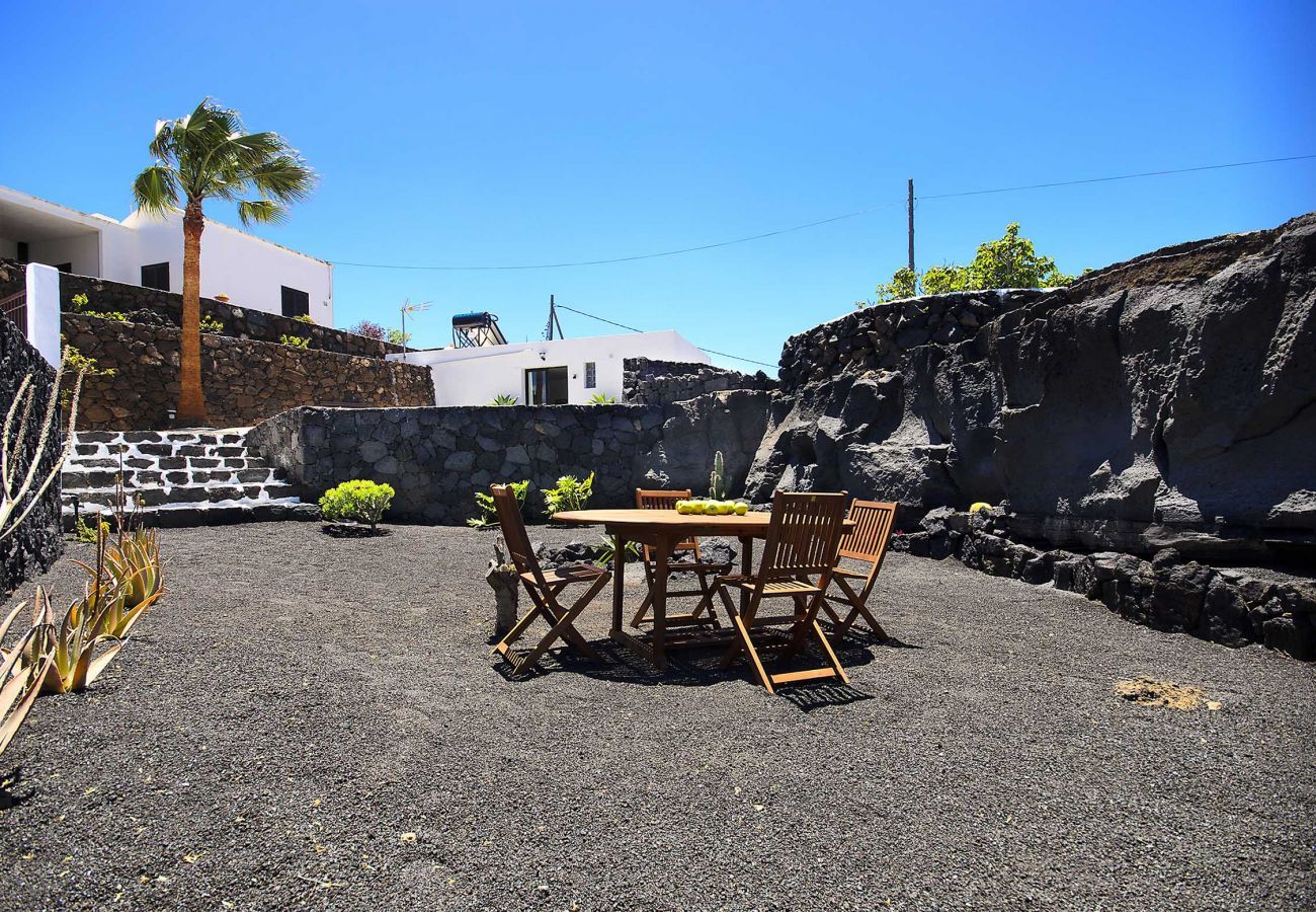 Villa Lanzarote Pequeña is een vakantievilla voor twee met privé zwembad en veel privacy in Masdache, Lanzarote