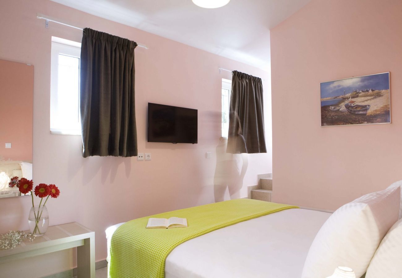 Villa Ioanna is een comfortabele vakantievilla met privé zwembad. Vlakbij hoofdstad in Kariotes, Lefkas