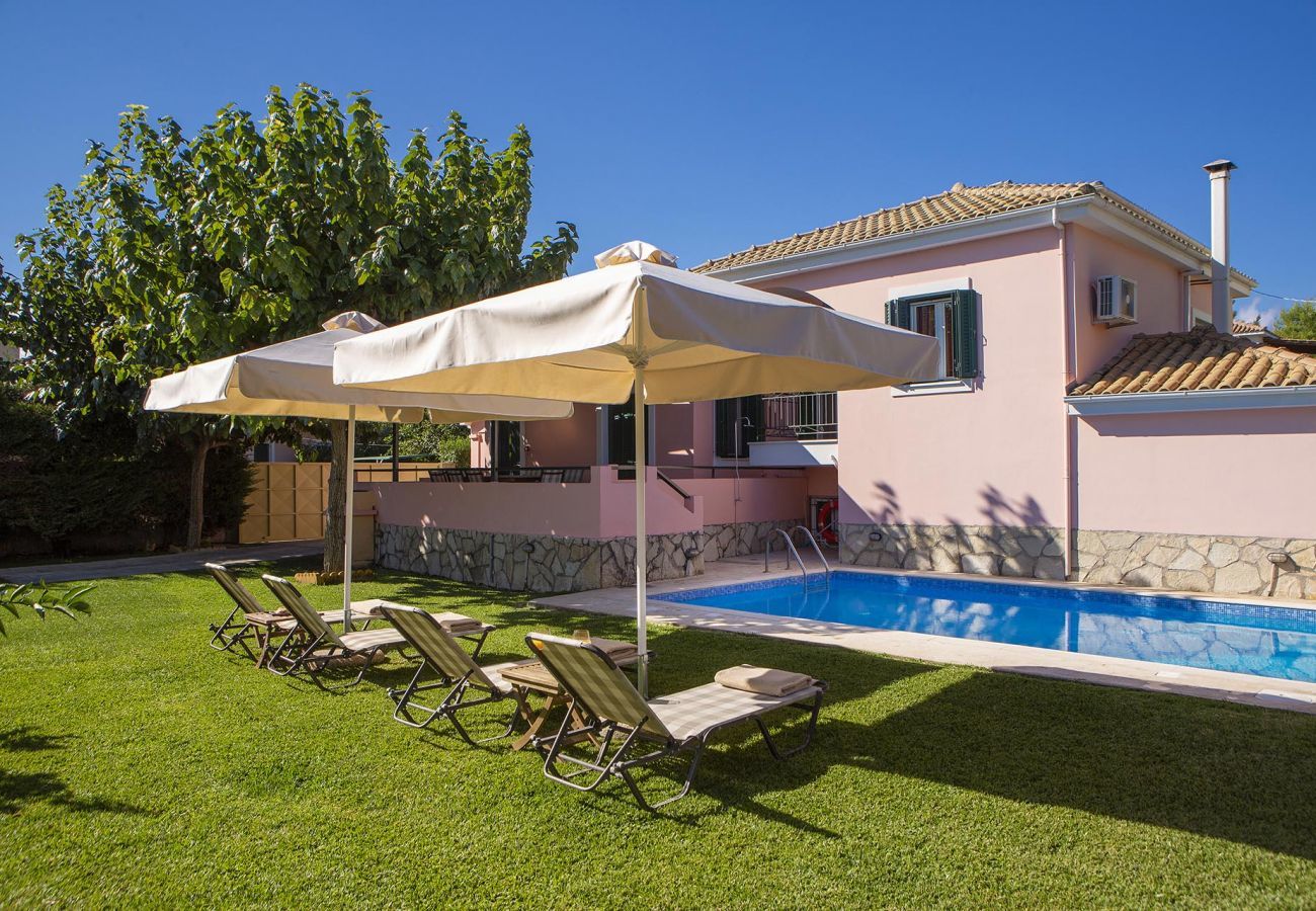 Villa Ioanna is een comfortabele vakantievilla met privé zwembad. Vlakbij hoofdstad in Kariotes, Lefkas