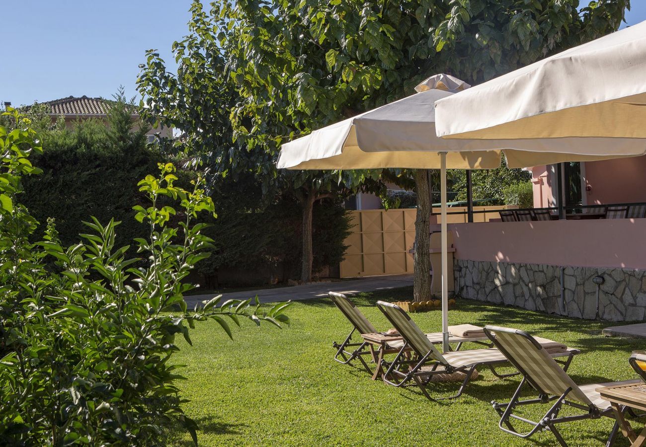 Villa Ioanna is een comfortabele vakantievilla met privé zwembad. Vlakbij hoofdstad in Kariotes, Lefkas