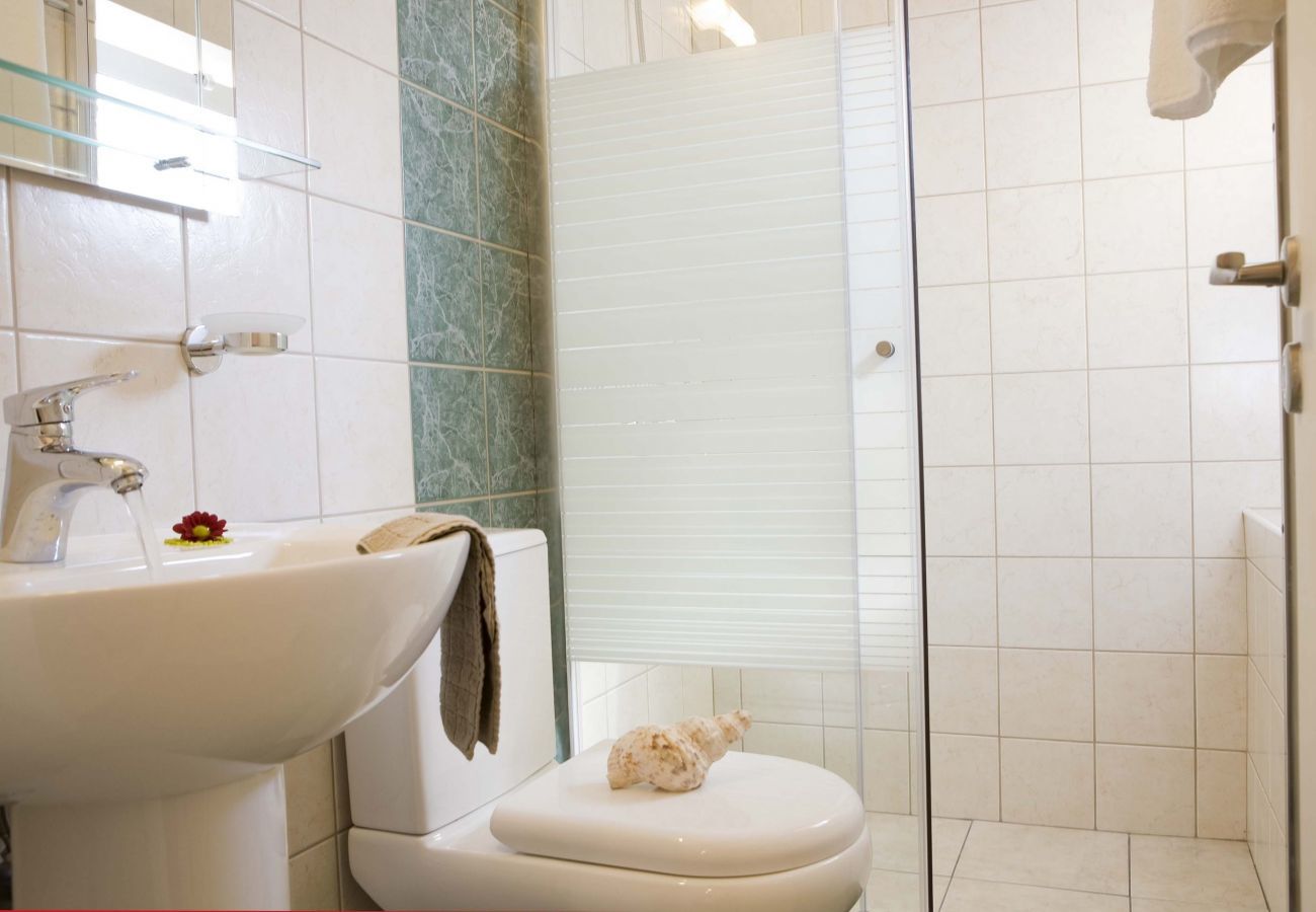 Villa Ioanna is een comfortabele vakantievilla met privé zwembad. Vlakbij hoofdstad in Kariotes, Lefkas