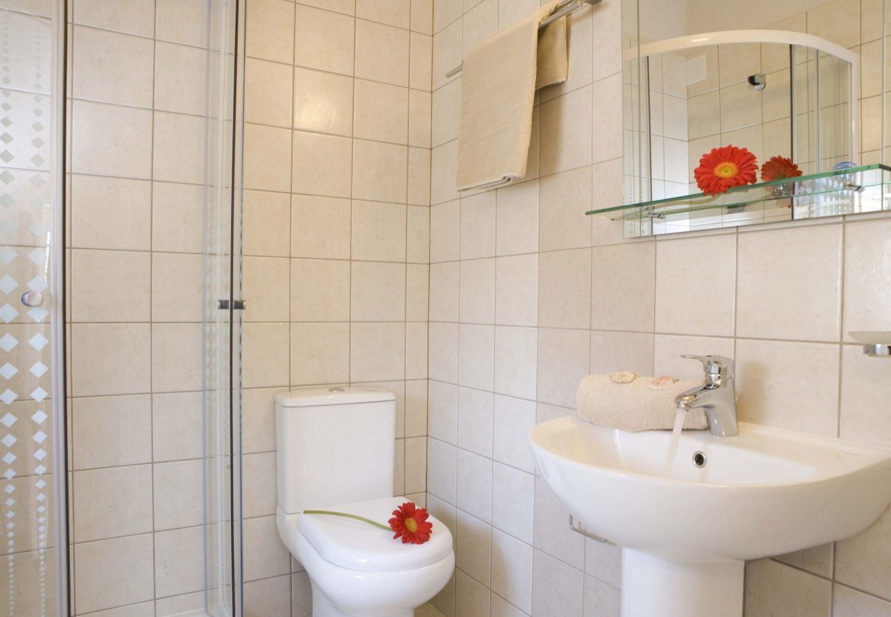 Villa Ioanna is een comfortabele vakantievilla met privé zwembad. Vlakbij hoofdstad in Kariotes, Lefkas