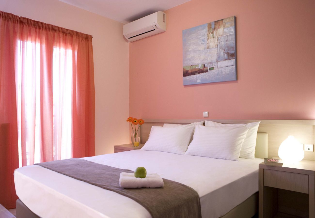 Villa Ioanna is een comfortabele vakantievilla met privé zwembad. Vlakbij hoofdstad in Kariotes, Lefkas
