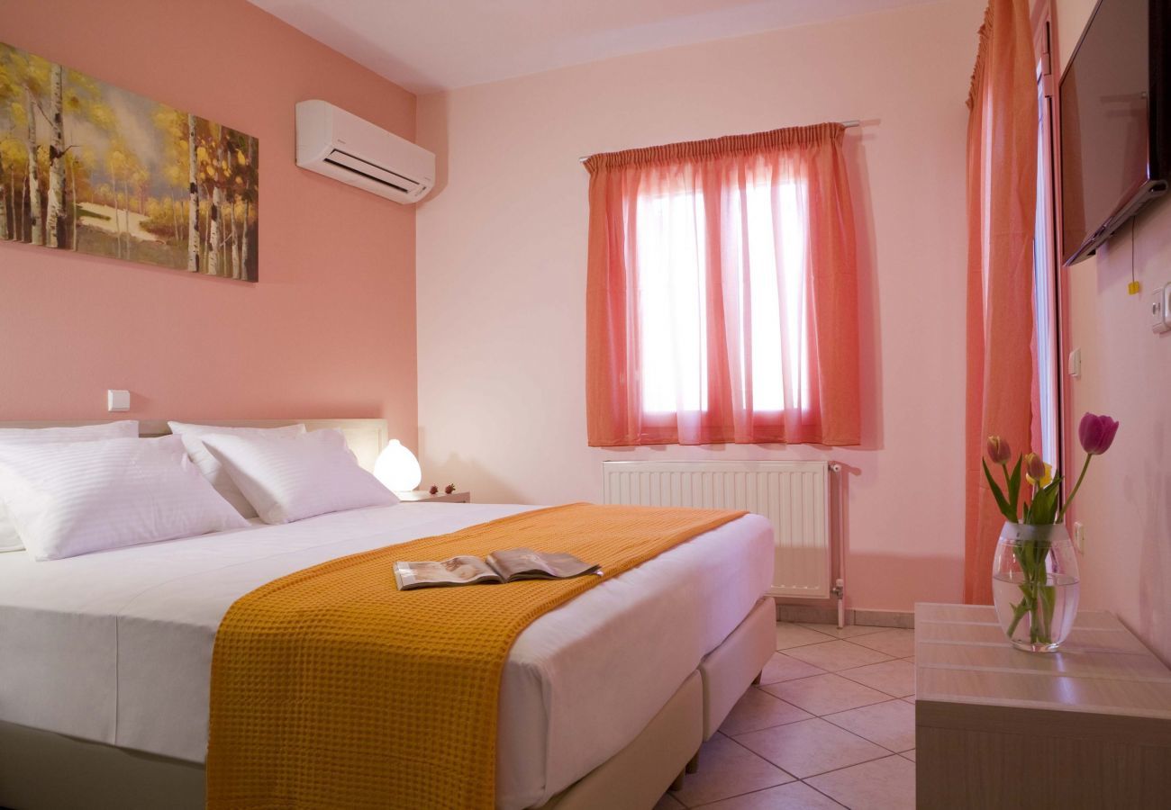 Villa Ioanna is een comfortabele vakantievilla met privé zwembad. Vlakbij hoofdstad in Kariotes, Lefkas