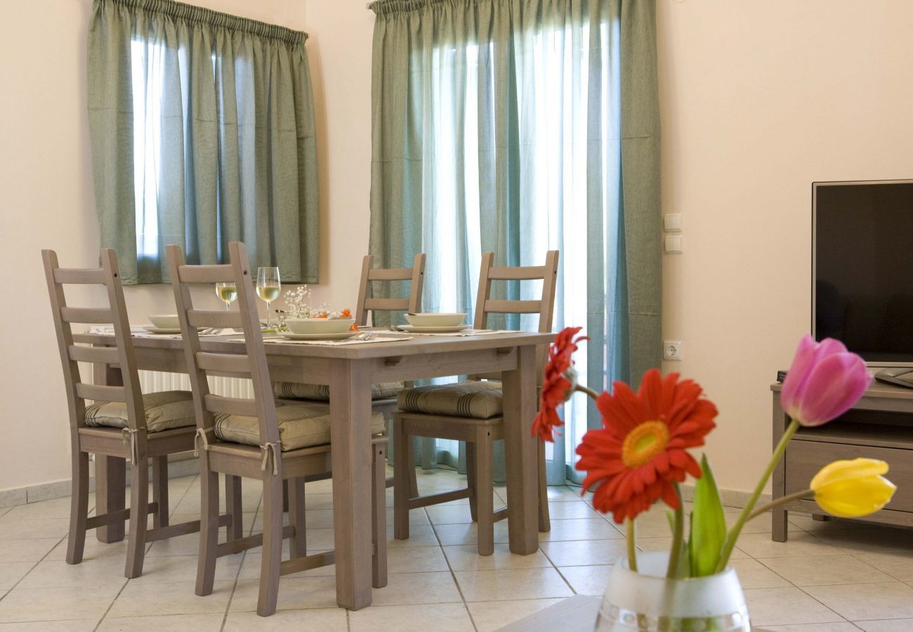 Villa Ioanna is een comfortabele vakantievilla met privé zwembad. Vlakbij hoofdstad in Kariotes, Lefkas