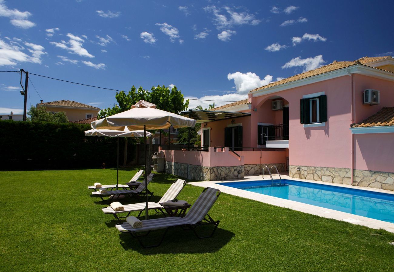 Villa Ioanna is een comfortabele vakantievilla met privé zwembad. Vlakbij hoofdstad in Kariotes, Lefkas