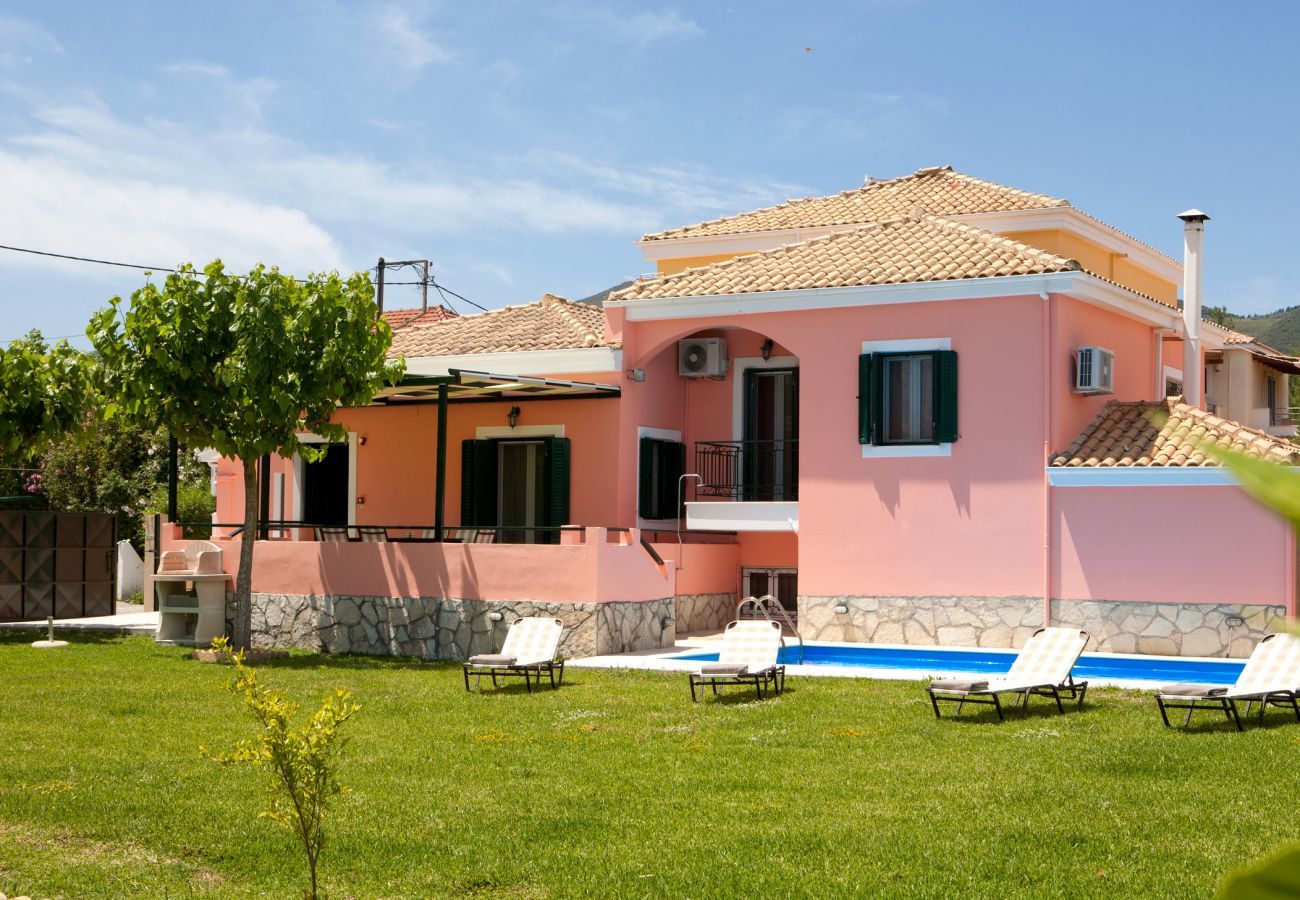 Villa Ioanna is een comfortabele vakantievilla met privé zwembad. Vlakbij hoofdstad in Kariotes, Lefkas