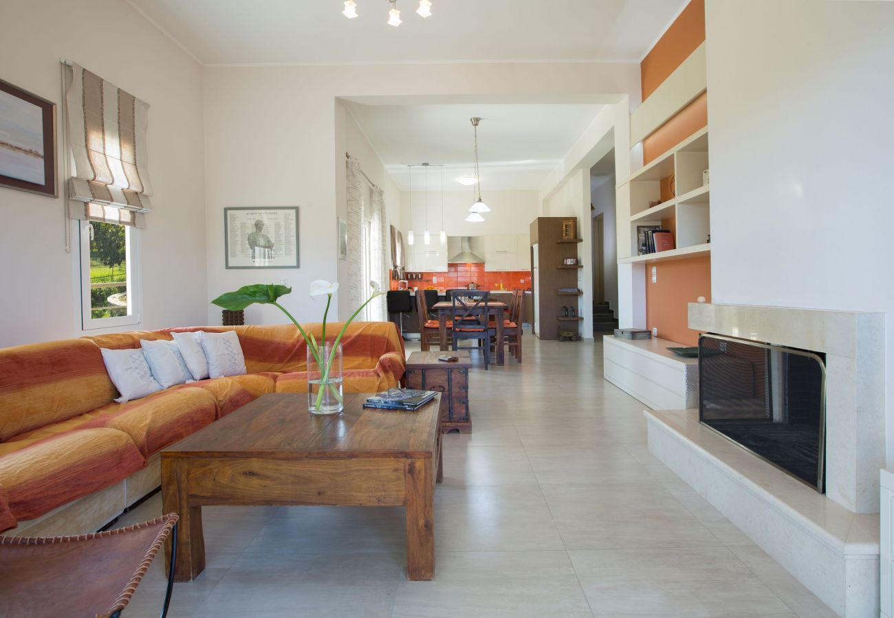 Villa Elionas is een moderne, kindvriendelijke vakantievilla met olijftuin en privé zwembad in Lefkas-stad, Lefkas