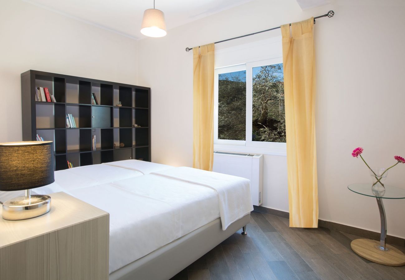 Villa Elionas is een moderne, kindvriendelijke vakantievilla met olijftuin en privé zwembad in Lefkas-stad, Lefkas