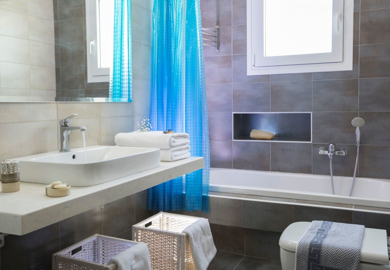 Villa Elionas is een moderne, kindvriendelijke vakantievilla met olijftuin en privé zwembad in Lefkas-stad, Lefkas