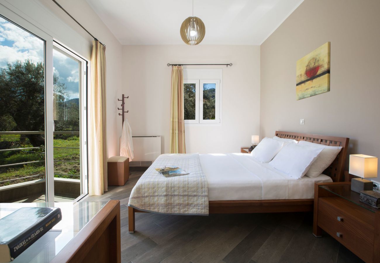 Villa Elionas is een moderne, kindvriendelijke vakantievilla met olijftuin en privé zwembad in Lefkas-stad, Lefkas