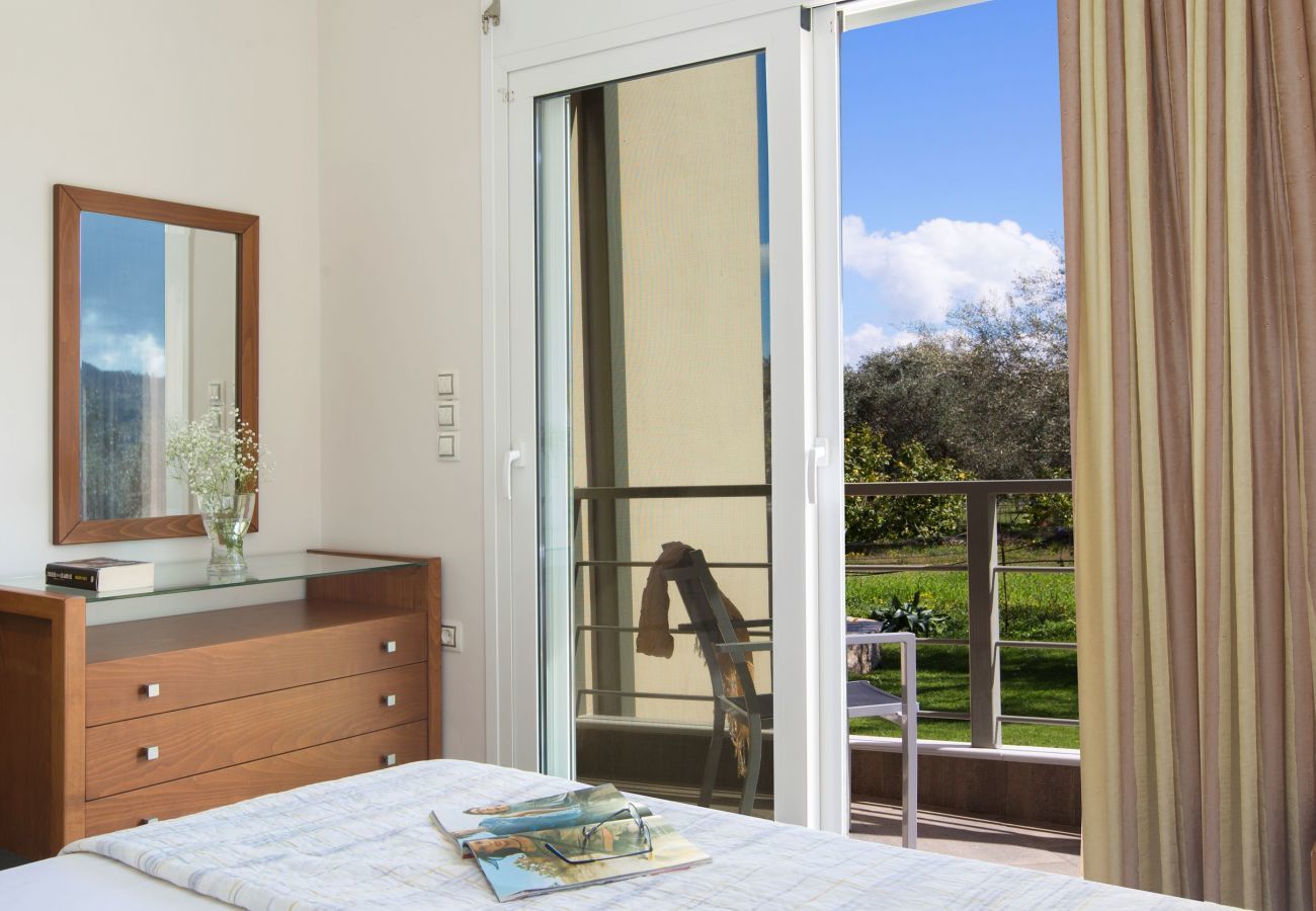 Villa Elionas is een moderne, kindvriendelijke vakantievilla met olijftuin en privé zwembad in Lefkas-stad, Lefkas