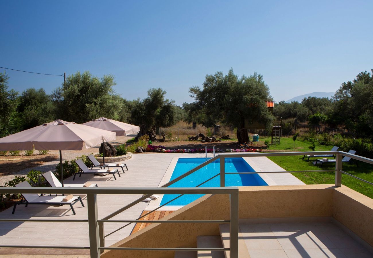Villa Elionas is een moderne, kindvriendelijke vakantievilla met olijftuin en privé zwembad in Lefkas-stad, Lefkas