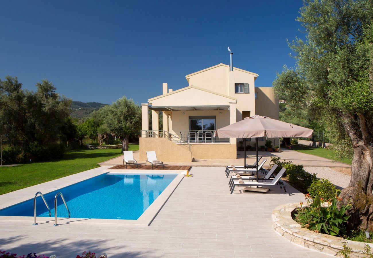 Villa Elionas is een moderne, kindvriendelijke vakantievilla met olijftuin en privé zwembad in Lefkas-stad, Lefkas