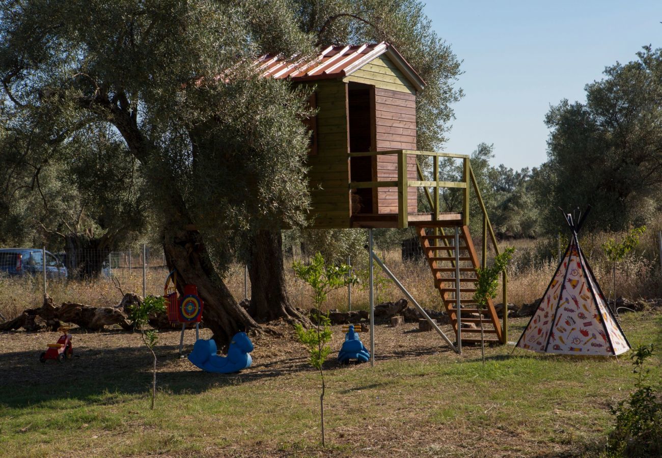 Villa Elionas is een moderne, kindvriendelijke vakantievilla met olijftuin en privé zwembad in Lefkas-stad, Lefkas
