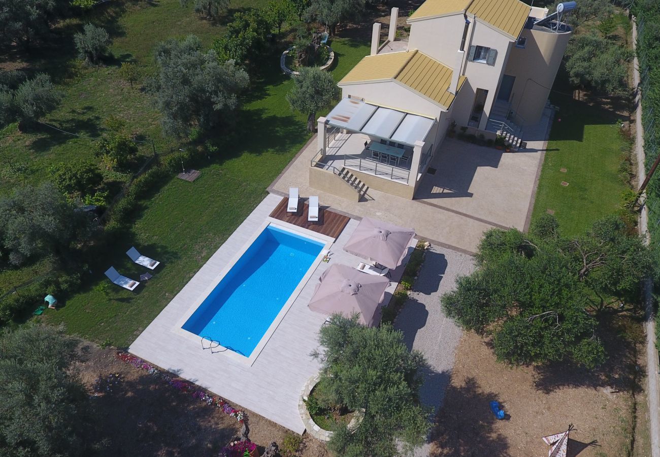 Villa Elionas is een moderne, kindvriendelijke vakantievilla met olijftuin en privé zwembad in Lefkas-stad, Lefkas