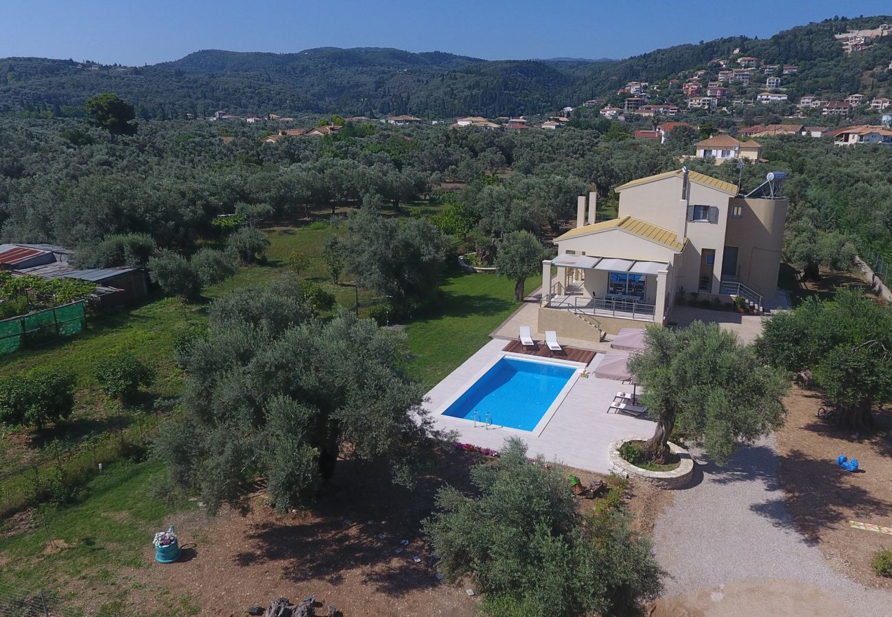 Villa Elionas is een moderne, kindvriendelijke vakantievilla met olijftuin en privé zwembad in Lefkas-stad, Lefkas