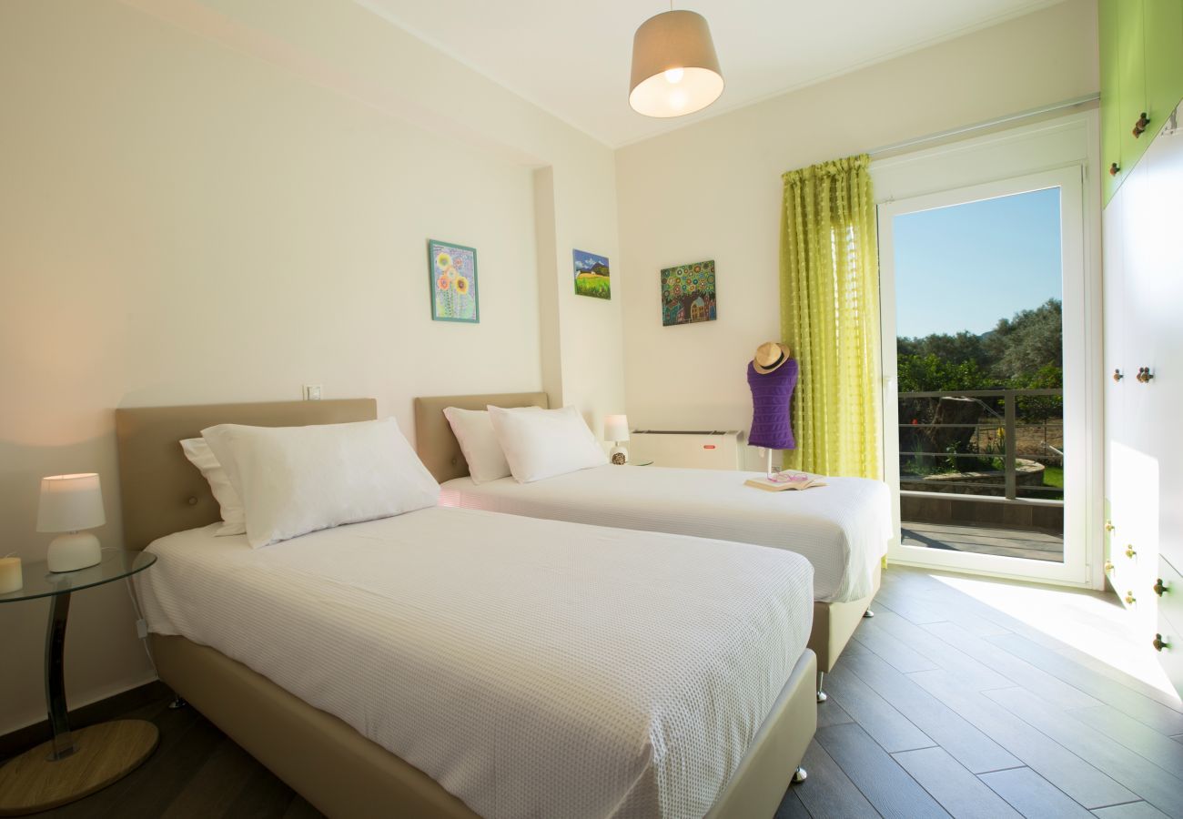 Villa Elionas is een moderne, kindvriendelijke vakantievilla met olijftuin en privé zwembad in Lefkas-stad, Lefkas