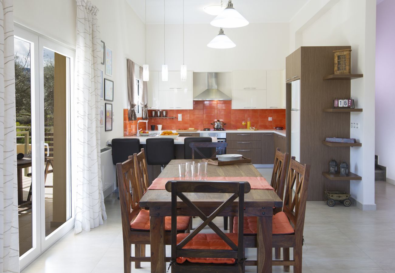 Villa Elionas is een moderne, kindvriendelijke vakantievilla met olijftuin en privé zwembad in Lefkas-stad, Lefkas