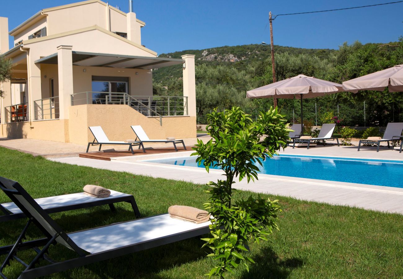 Villa Elionas is een moderne, kindvriendelijke vakantievilla met olijftuin en privé zwembad in Lefkas-stad, Lefkas