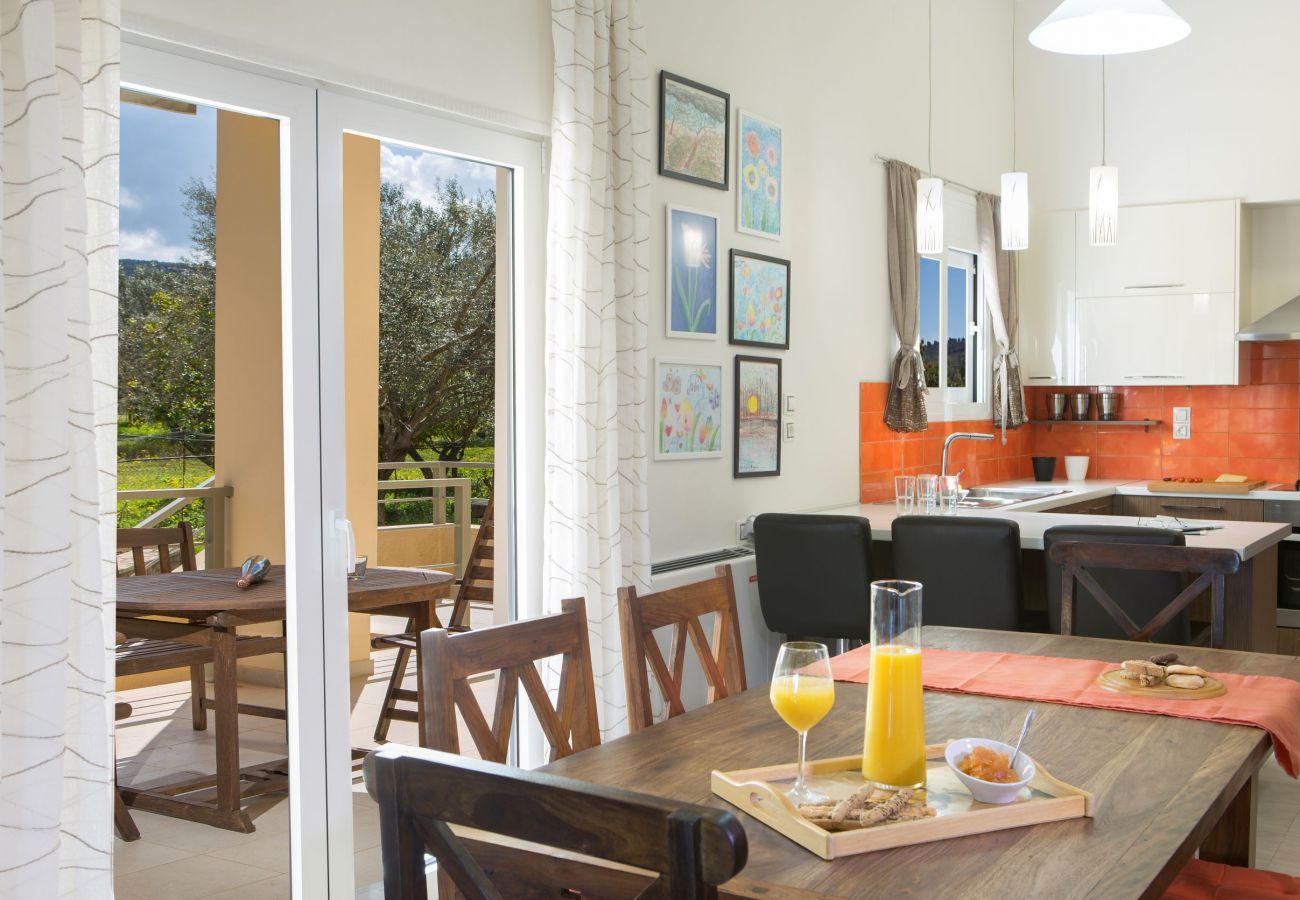 Villa Elionas is een moderne, kindvriendelijke vakantievilla met olijftuin en privé zwembad in Lefkas-stad, Lefkas