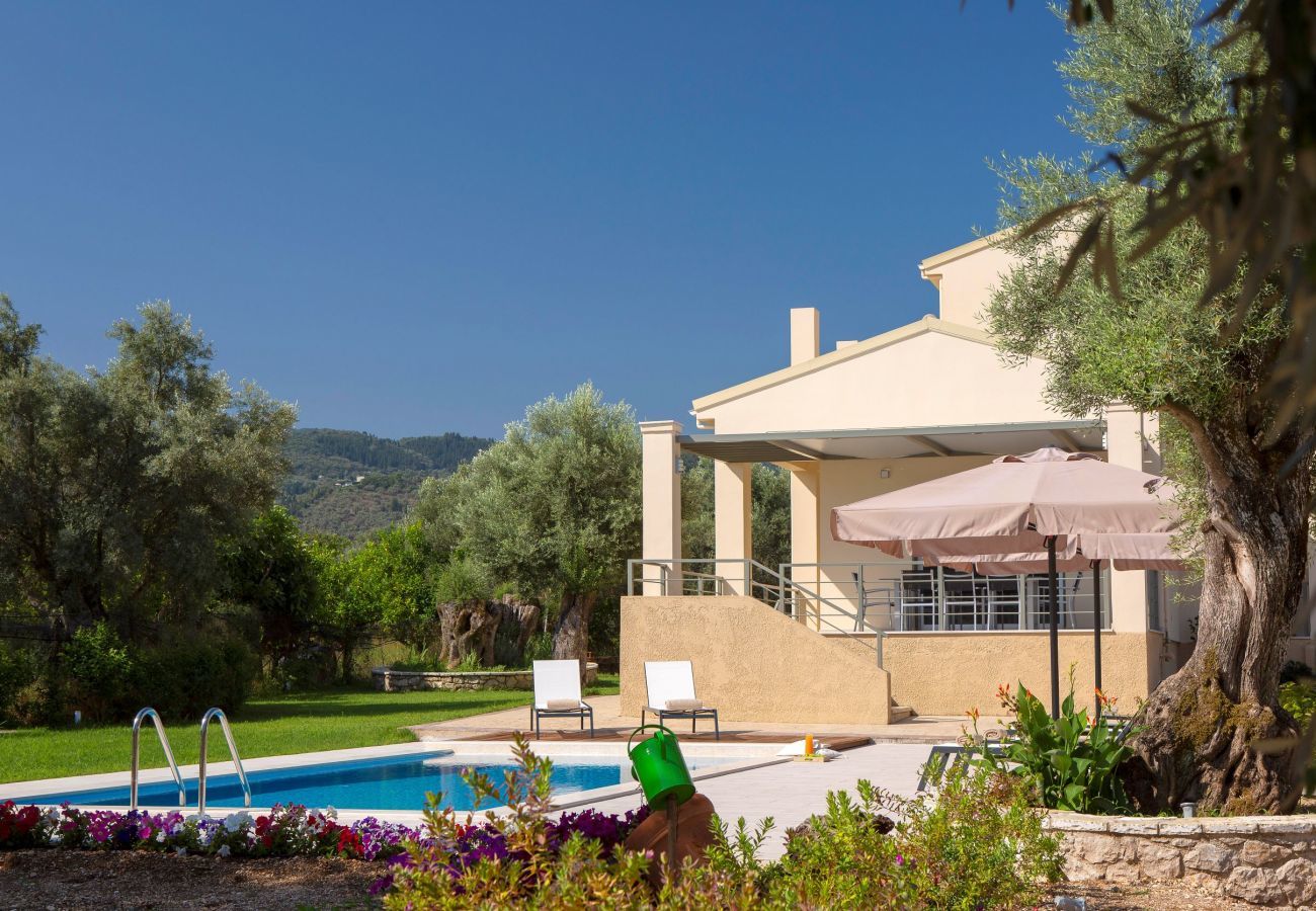 Villa Elionas is een moderne, kindvriendelijke vakantievilla met olijftuin en privé zwembad in Lefkas-stad, Lefkas