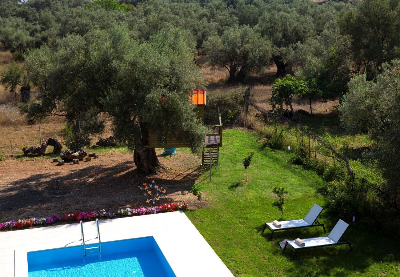 Villa Elionas is een moderne, kindvriendelijke vakantievilla met olijftuin en privé zwembad in Lefkas-stad, Lefkas