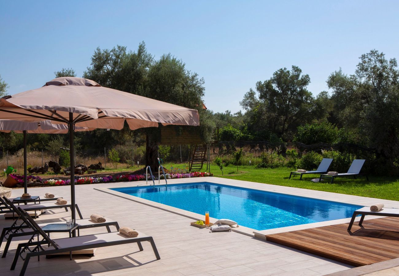Villa Elionas is een moderne, kindvriendelijke vakantievilla met olijftuin en privé zwembad in Lefkas-stad, Lefkas