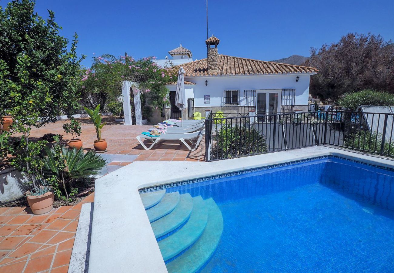 Casa Naranja is een gelijkvloers vakantiehuis met tuin, privé zwembad en zeezicht. Bij centrum en strand in Nerja, Spanje