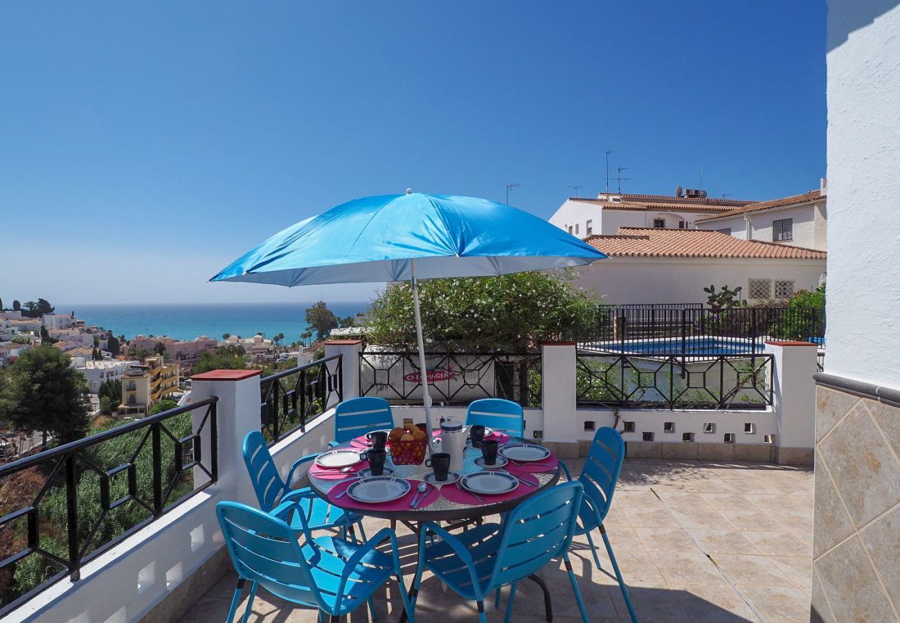 Casa Naranja is een gelijkvloers vakantiehuis met tuin, privé zwembad en zeezicht. Bij centrum en strand in Nerja, Spanje