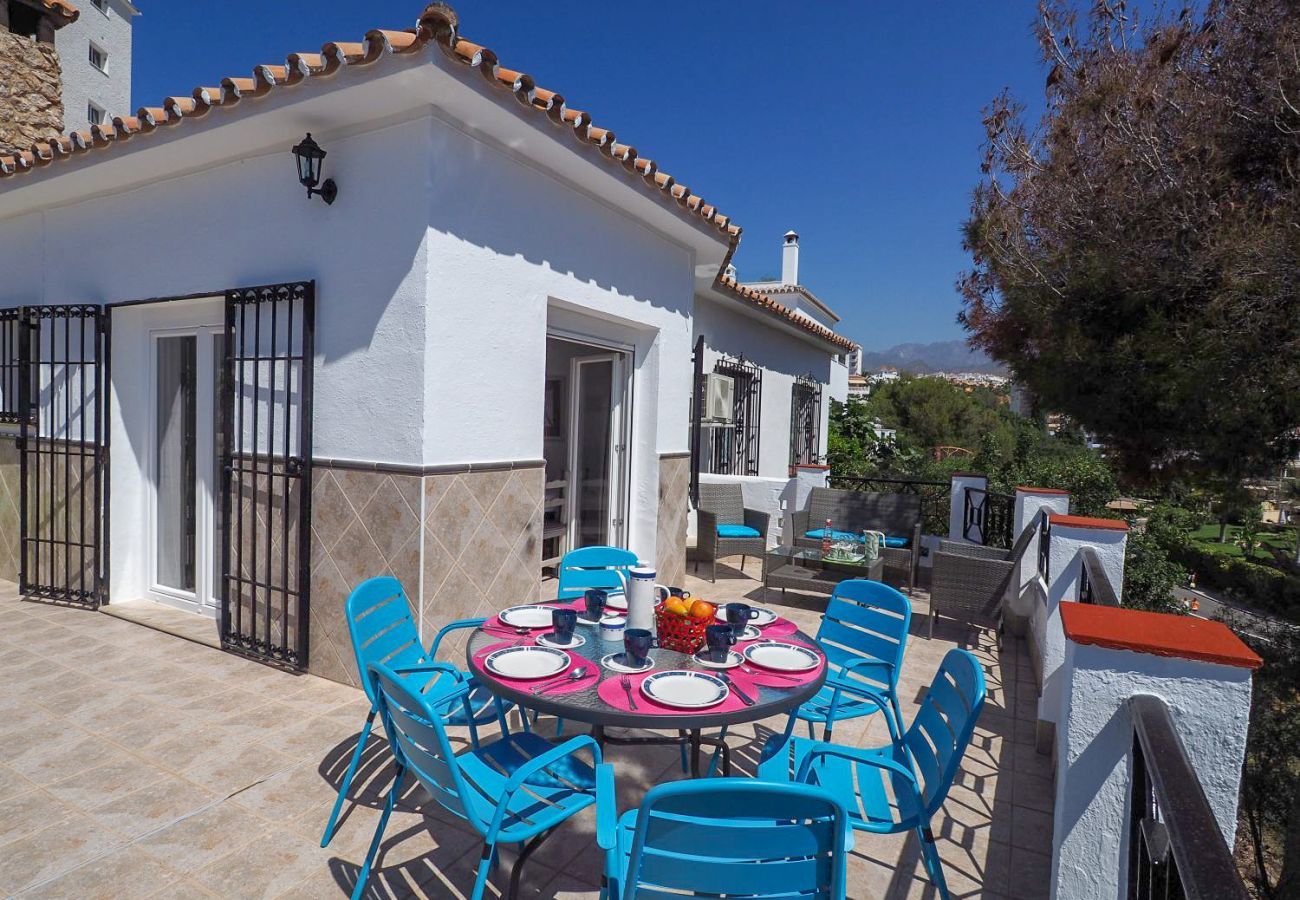 Casa Naranja is een gelijkvloers vakantiehuis met tuin, privé zwembad en zeezicht. Bij centrum en strand in Nerja, Spanje