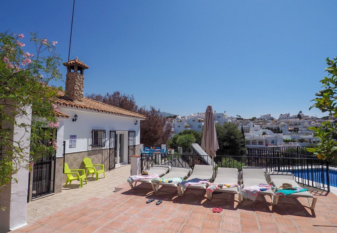 Casa Naranja is een gelijkvloers vakantiehuis met tuin, privé zwembad en zeezicht. Bij centrum en strand in Nerja, Spanje