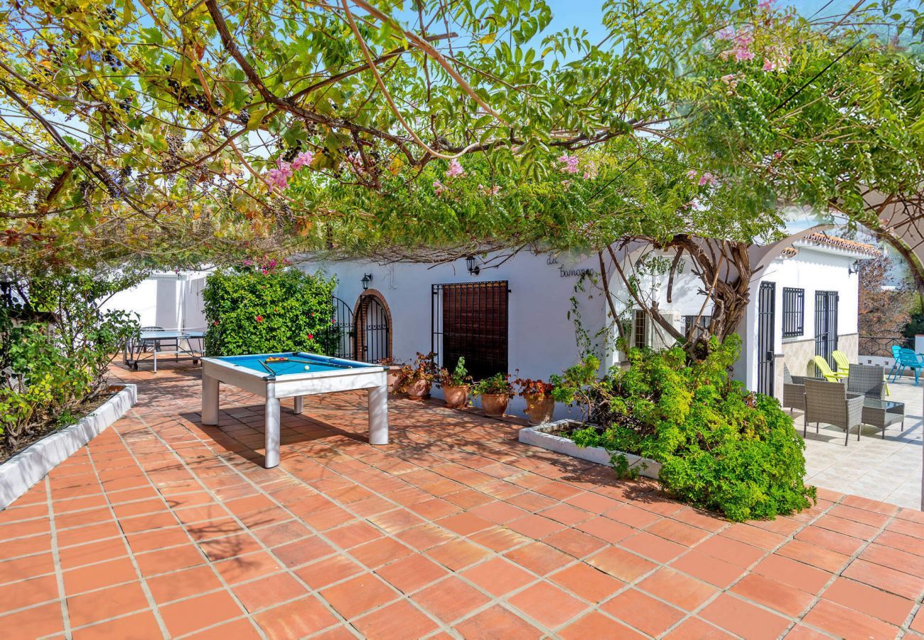 Casa Naranja is een gelijkvloers vakantiehuis met tuin, privé zwembad en zeezicht. Bij centrum en strand in Nerja, Spanje