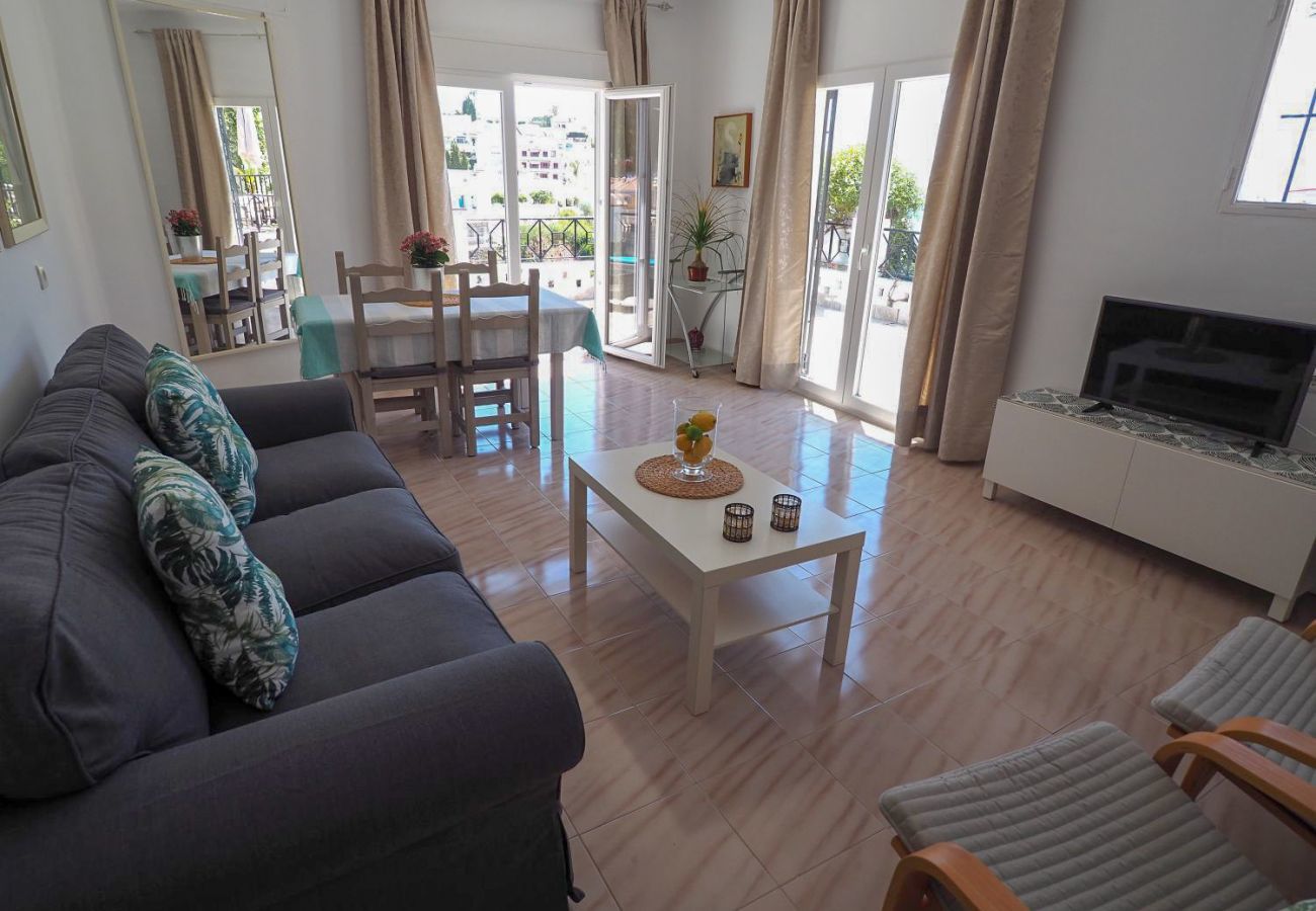 Casa Naranja is een gelijkvloers vakantiehuis met tuin, privé zwembad en zeezicht. Bij centrum en strand in Nerja, Spanje