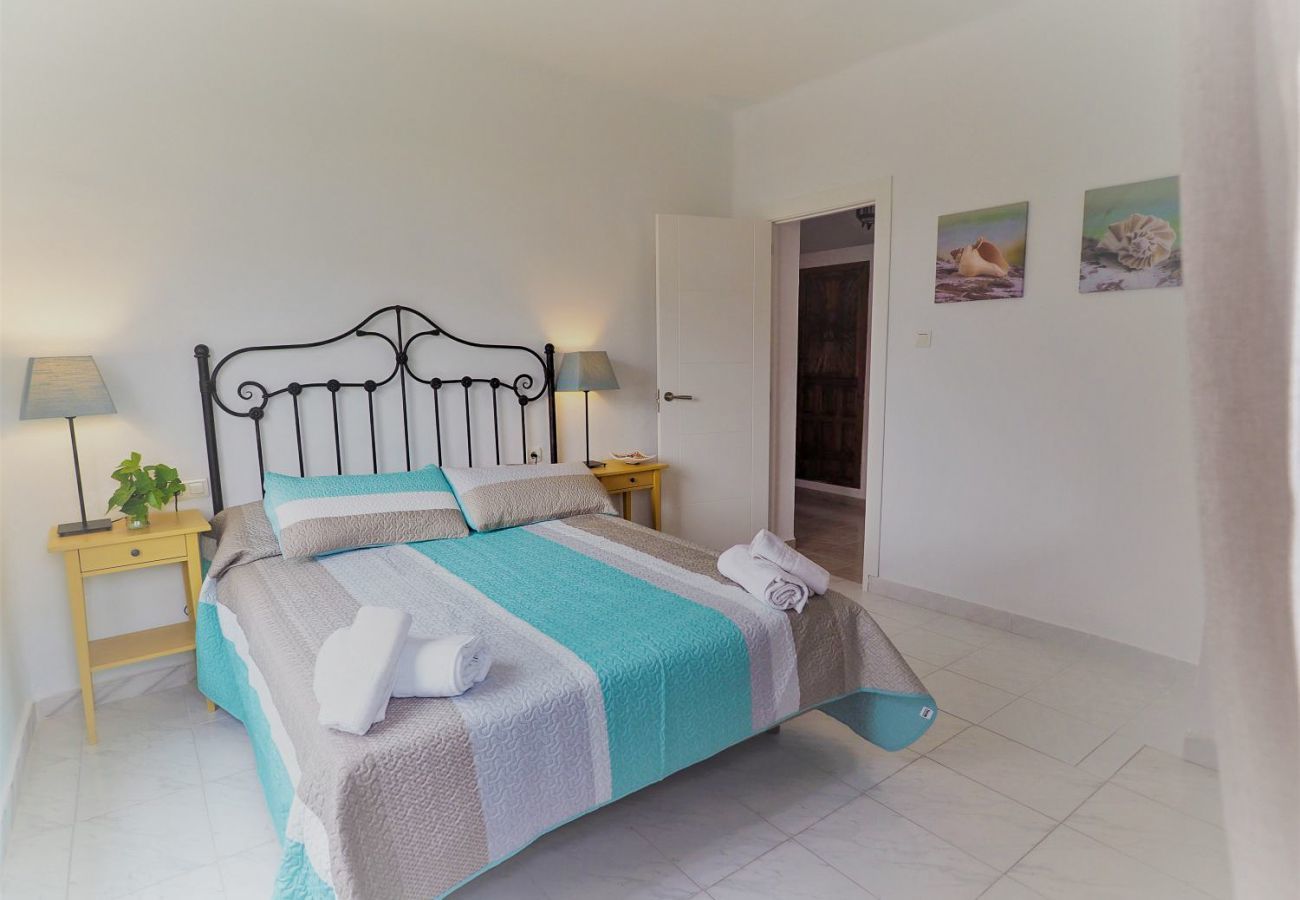 Casa Naranja is een gelijkvloers vakantiehuis met tuin, privé zwembad en zeezicht. Bij centrum en strand in Nerja, Spanje